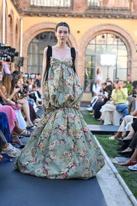 Yolancris - Mercedes Benz Fashion Week Madrid, Spain - 18 Sept 2026 A model parades with Yolancris a design during Mercedes Benz Fashion Week Madrid Cibeles Palace in Madrid. Madrid Spain Copyright: xAtilanoxGarciax xSOPAxImagesx PHOTO08767