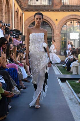Yolancris - Mercedes Benz Fashion Week Madrid, Spain - 18 Sept 2026 A model parades with Yolancris a design during Mercedes Benz Fashion Week Madrid Cibeles Palace in Madrid. Madrid Spain Copyright: xAtilanoxGarciax xSOPAxImagesx PHOTO08769