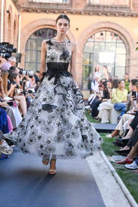 Yolancris - Mercedes Benz Fashion Week Madrid, Spain - 18 Sept 2026 A model parades with Yolancris a design during Mercedes Benz Fashion Week Madrid Cibeles Palace in Madrid. Madrid Spain Copyright: xAtilanoxGarciax xSOPAxImagesx PHOTO08771