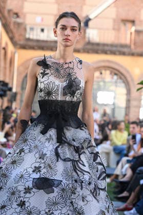 Yolancris - Mercedes Benz Fashion Week Madrid, Spain - 18 Sept 2026 A model parades with Yolancris a design during Mercedes Benz Fashion Week Madrid Cibeles Palace in Madrid. Madrid Spain Copyright: xAtilanoxGarciax xSOPAxImagesx PHOTO08772