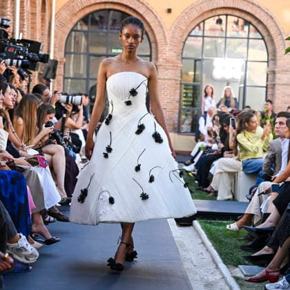 Yolancris - Mercedes Benz Fashion Week Madrid, Spain - 18 Sept 2026 A model parades with Yolancris a design during Mercedes Benz Fashion Week Madrid Cibeles Palace in Madrid. Madrid Spain Copyright: xAtilanoxGarciax xSOPAxImagesx PHOTO08773