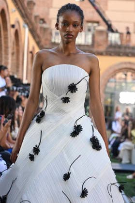 Yolancris - Mercedes Benz Fashion Week Madrid, Spain - 18 Sept 2026 A model parades with Yolancris a design during Mercedes Benz Fashion Week Madrid Cibeles Palace in Madrid. Madrid Spain Copyright: xAtilanoxGarciax xSOPAxImagesx PHOTO08775