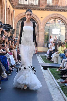 Yolancris - Mercedes Benz Fashion Week Madrid, Spain - 18 Sept 2026 A model parades with Yolancris a design during Mercedes Benz Fashion Week Madrid Cibeles Palace in Madrid. Madrid Spain Copyright: xAtilanoxGarciax xSOPAxImagesx PHOTO08776