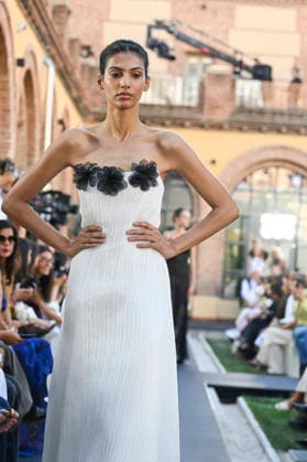 Yolancris - Mercedes Benz Fashion Week Madrid, Spain - 18 Sept 2026 A model parades with Yolancris a design during Mercedes Benz Fashion Week Madrid Cibeles Palace in Madrid. Madrid Spain Copyright: xAtilanoxGarciax xSOPAxImagesx PHOTO08782