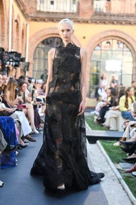 Yolancris - Mercedes Benz Fashion Week Madrid, Spain - 18 Sept 2026 A model parades with Yolancris a design during Mercedes Benz Fashion Week Madrid Cibeles Palace in Madrid. Madrid Spain Copyright: xAtilanoxGarciax xSOPAxImagesx PHOTO08783