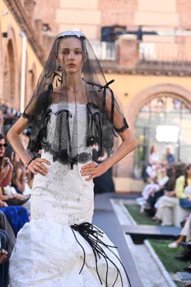 Yolancris - Mercedes Benz Fashion Week Madrid, Spain - 18 Sept 2026 A model parades with Yolancris a design during Mercedes Benz Fashion Week Madrid Cibeles Palace in Madrid. Madrid Spain Copyright: xAtilanoxGarciax xSOPAxImagesx PHOTO08786