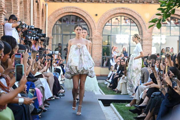 Yolancris - Mercedes Benz Fashion Week Madrid, Spain - 18 Sept 2026 A model parades with Yolancris a design during Mercedes Benz Fashion Week Madrid Cibeles Palace in Madrid. Madrid Spain Copyright: xAtilanoxGarciax xSOPAxImagesx PHOTO08787