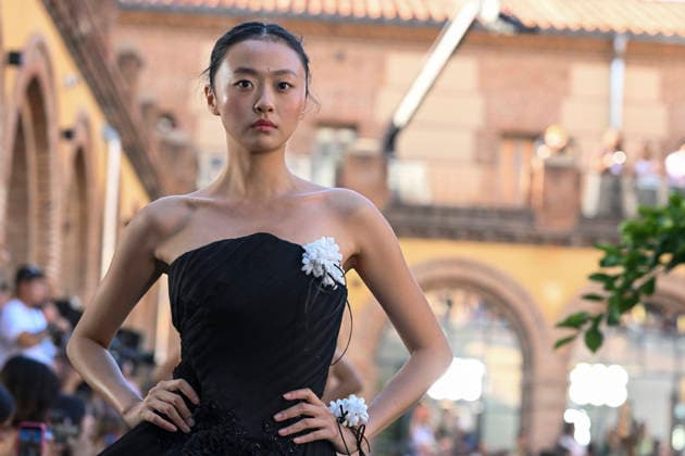 Yolancris - Mercedes Benz Fashion Week Madrid, Spain - 18 Sept 2026 A model parades with Yolancris a design during Mercedes Benz Fashion Week Madrid Cibeles Palace in Madrid. Madrid Spain Copyright: xAtilanoxGarciax xSOPAxImagesx PHOTO08793