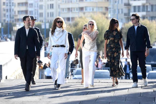 Ben Shirinian, Michael Merriman, Lena Olin, Naomi Watts, and the cast at the photo call for the film *The Housewife* at the 74th San Sebastián International Film Festival (Festival Internacional de Cine de San Sebastián) on the Kursaal Terrace in San Sebastián, September 19, 2026 Foto:xC.xNiehausx xFuturexImagex housewife_6902