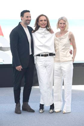 Ben Shirinian, Lena Olin, and Naomi Watts at the photocall for the movie *The Housewife* at the 74th San Sebastián International Film Festival (Festival Internacional de Cine de San Sebastián) on the Kursaal Terrace in San Sebastián, September 19, 2026 Foto:xC.xNiehausx xFuturexImagex housewife_6907