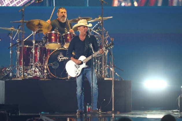 Country artist Kenny Chesney performs on stage during the iHeartRadio Music Festival Concerts at T-Mobile Arena in Las Vegas, Nevada on Friday, September 18, 2026s.  LAV20260918001 JAMESxATOA