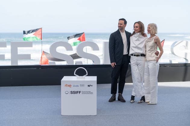 74th San Sebastian International Film Festival SAN SEBASTIAN, SPAIN - SEPTEMBER 19: Director Ben Shirinian (L), actress Lena Olin (2nd L) and Naomi Watts (R) pose at The Housewife photocall during the 74th San Sebastian International Film Festival in San Sebastian, Spain, on September 19, 2026. Watts will receive the Donostia Award tonight in recognition of her acting career. Javi Julio Anadolu San Sebastian Spain. Editorial use only. Please get in touch for any other usage.  Copyright: x2026xAnadoluxJavixJuliox