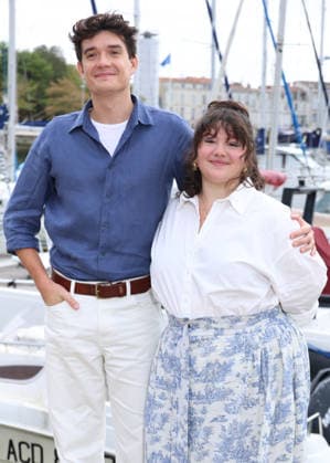 Simon Dartois and Talina Boyaci at a photocall for the series *Ici tout commence* during the 28th edition of the La Rochelle TV Fiction Festival on September 19, 2026. Denis Guignebourg, Bestimage. Photocall for the series *Ici tout commence* at the 28th edition of the La Rochelle TV Fiction on September 19, 2026, La Rochelle, France  Copyright: xDenisxGuignebourgx xBestimagexDenisxGuignebourgx xBestimagex
