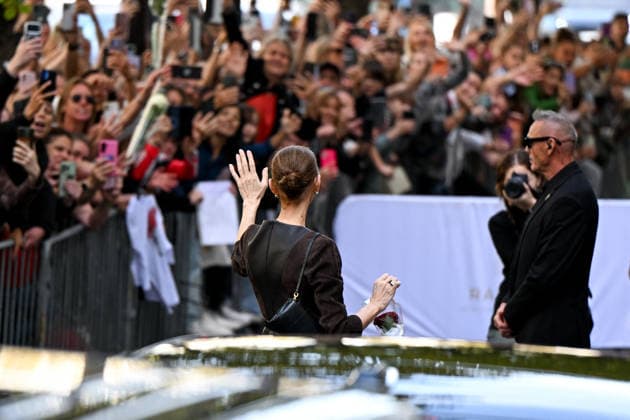 Céline Dion was cheered by her fans as she left the Royal Monceau hotel in Paris, before heading to the Plenitude Arena at Paris La Défense for her fourth concert date on September 19, 2026. Lionel Urman Bestimage Céline Dion is cheered by fans as she leaves the Royal Monceau Hotel in Paris, before heading to the Plenitude Arena at Paris La Défense for her fourth concert date on September 19, 2026, Paris, France  Copyright: xLIONELxURMANxx xBESTIMAGExLIONELxURMANxx xBESTIMAGEx