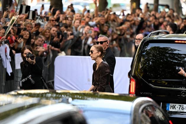 Céline Dion was cheered by her fans as she left the Royal Monceau hotel in Paris, before heading to the Plenitude Arena at Paris La Défense for her fourth concert date on September 19, 2026. Lionel Urman Bestimage Céline Dion is cheered by fans as she leaves the Royal Monceau Hotel in Paris, before heading to the Plenitude Arena at Paris La Défense for her fourth concert date on September 19, 2026, Paris, France  Copyright: xLIONELxURMANxx xBESTIMAGExLIONELxURMANxx xBESTIMAGEx