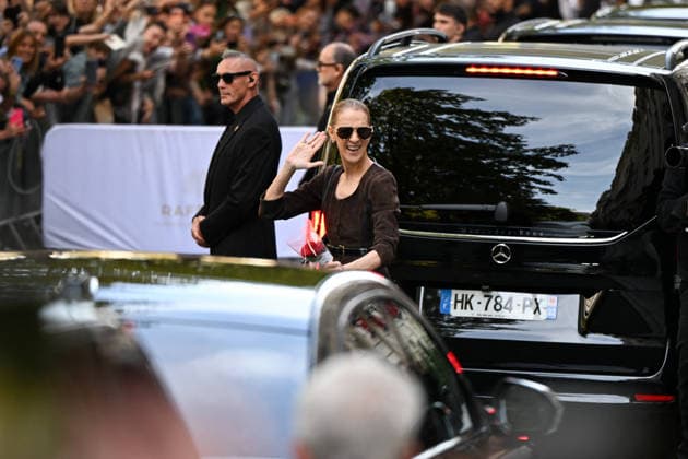 Céline Dion was cheered on by her fans as she left the Royal Monceau hotel in Paris, before heading to the Plenitude Arena in Paris La Défense for her fourth concert date on September 19, 2026. Lionel Urman Bestimage Céline Dion is cheered by fans as she leaves the Royal Monceau Hotel in Paris, before heading to the Plenitude Arena at Paris La Défense for her fourth concert on September 19, 2026, Paris, France  Copyright: xLIONELxURMANxx xBESTIMAGExLIONELxURMANxx xBESTIMAGEx