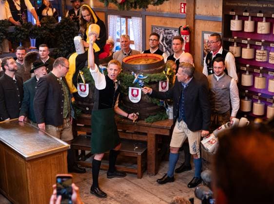 (260919) -- MUNICH, Sept. 19, 2026 -- Munich Mayor Dominik Krause (C) taps the first barrel of beer of the 191st Oktoberfest in Munich, Germany, Sept. 19, 2026. The 191st Oktoberfest, one of the largest folk festivals in Germany, opened on Saturday in Munich, with mayor Dominik Krause tapping the first barrel of beer as a tradition. This year s festival will last until Oct. 4. ) GERMANY-MUNICH-OKTOBERFEST-OPENING ZhangxHaofu 