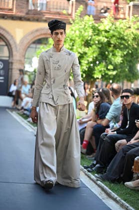 Apo Biyeyemete - Mercedes Benz Fashion Week Madrid, Spain - 19 Sep 2026 A model parades with Apo Biyeyemete a design during the Mercedes Benz Fashion Week Madrid at Cibeles Palace in Madrid. Madrid Spain Copyright: xAtilanoxGarciax xSOPAxImagesx PHOTO08798