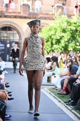 Apo Biyeyemete - Mercedes Benz Fashion Week Madrid, Spain - 19 Sep 2026 A model parades with Apo Biyeyemete a design during the Mercedes Benz Fashion Week Madrid at Cibeles Palace in Madrid. Madrid Spain Copyright: xAtilanoxGarciax xSOPAxImagesx PHOTO08800