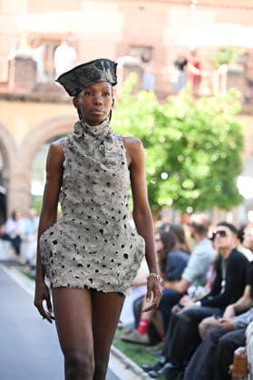 Apo Biyeyemete - Mercedes Benz Fashion Week Madrid, Spain - 19 Sep 2026 A model parades with Apo Biyeyemete a design during the Mercedes Benz Fashion Week Madrid at Cibeles Palace in Madrid. Madrid Spain Copyright: xAtilanoxGarciax xSOPAxImagesx PHOTO08801
