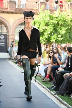 Apo Biyeyemete - Mercedes Benz Fashion Week Madrid, Spain - 19 Sep 2026 A model parades with Apo Biyeyemete a design during the Mercedes Benz Fashion Week Madrid at Cibeles Palace in Madrid. Madrid Spain Copyright: xAtilanoxGarciax xSOPAxImagesx PHOTO08802