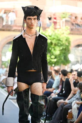 Apo Biyeyemete - Mercedes Benz Fashion Week Madrid, Spain - 19 Sep 2026 A model parades with Apo Biyeyemete a design during the Mercedes Benz Fashion Week Madrid at Cibeles Palace in Madrid. Madrid Spain Copyright: xAtilanoxGarciax xSOPAxImagesx PHOTO08803