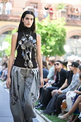 Apo Biyeyemete - Mercedes Benz Fashion Week Madrid, Spain - 19 Sep 2026 A model parades with Apo Biyeyemete a design during the Mercedes Benz Fashion Week Madrid at Cibeles Palace in Madrid. Madrid Spain Copyright: xAtilanoxGarciax xSOPAxImagesx PHOTO08805
