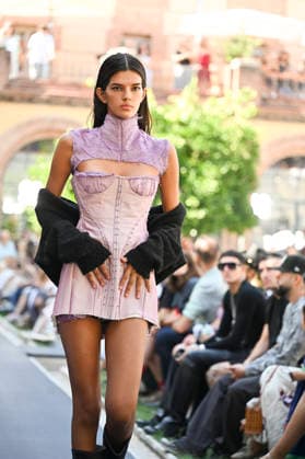 Apo Biyeyemete - Mercedes Benz Fashion Week Madrid, Spain - 19 Sep 2026 A model parades with Apo Biyeyemete a design during the Mercedes Benz Fashion Week Madrid at Cibeles Palace in Madrid. Madrid Spain Copyright: xAtilanoxGarciax xSOPAxImagesx PHOTO08808