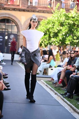 Apo Biyeyemete - Mercedes Benz Fashion Week Madrid, Spain - 19 Sep 2026 A model parades with Apo Biyeyemete a design during the Mercedes Benz Fashion Week Madrid at Cibeles Palace in Madrid. Madrid Spain Copyright: xAtilanoxGarciax xSOPAxImagesx PHOTO08810