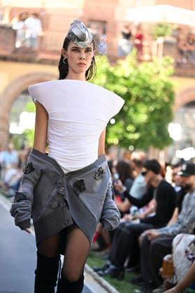 Apo Biyeyemete - Mercedes Benz Fashion Week Madrid, Spain - 19 Sep 2026 A model parades with Apo Biyeyemete a design during the Mercedes Benz Fashion Week Madrid at Cibeles Palace in Madrid. Madrid Spain Copyright: xAtilanoxGarciax xSOPAxImagesx PHOTO08811