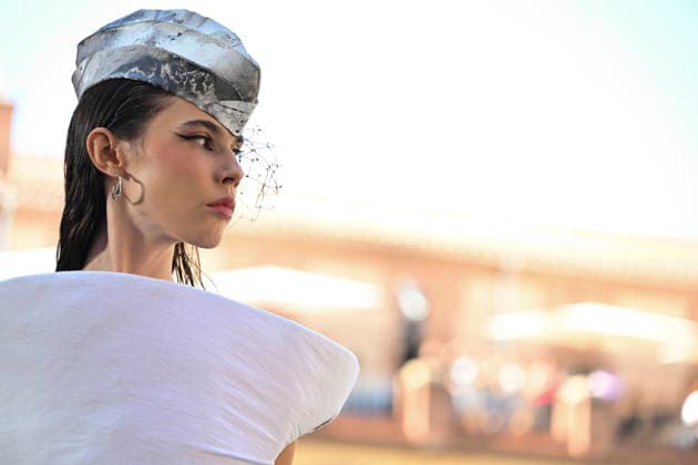 Apo Biyeyemete - Mercedes Benz Fashion Week Madrid, Spain - 19 Sep 2026 A model parades with Apo Biyeyemete a design during the Mercedes Benz Fashion Week Madrid at Cibeles Palace in Madrid. Madrid Spain Copyright: xAtilanoxGarciax xSOPAxImagesx PHOTO08812