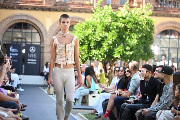 Apo Biyeyemete - Mercedes Benz Fashion Week Madrid, Spain - 19 Sep 2026 A model parades with Apo Biyeyemete a design during the Mercedes Benz Fashion Week Madrid at Cibeles Palace in Madrid. Madrid Spain Copyright: xAtilanoxGarciax xSOPAxImagesx PHOTO08817