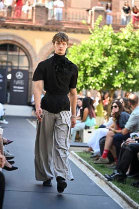 Apo Biyeyemete - Mercedes Benz Fashion Week Madrid, Spain - 19 Sep 2026 A model parades with Apo Biyeyemete a design during the Mercedes Benz Fashion Week Madrid at Cibeles Palace in Madrid. Madrid Spain Copyright: xAtilanoxGarciax xSOPAxImagesx PHOTO08820