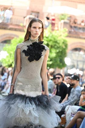 Apo Biyeyemete - Mercedes Benz Fashion Week Madrid, Spain - 19 Sep 2026 A model parades with Apo Biyeyemete a design during the Mercedes Benz Fashion Week Madrid at Cibeles Palace in Madrid. Madrid Spain Copyright: xAtilanoxGarciax xSOPAxImagesx PHOTO08822