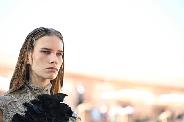 Apo Biyeyemete - Mercedes Benz Fashion Week Madrid, Spain - 19 Sep 2026 A model parades with Apo Biyeyemete a design during the Mercedes Benz Fashion Week Madrid at Cibeles Palace in Madrid. Madrid Spain Copyright: xAtilanoxGarciax xSOPAxImagesx PHOTO08823