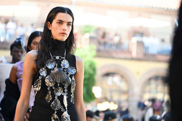 Apo Biyeyemete - Mercedes Benz Fashion Week Madrid, Spain - 19 Sep 2026 A model parades with Apo Biyeyemete a design during the Mercedes Benz Fashion Week Madrid at Cibeles Palace in Madrid. Madrid Spain Copyright: xAtilanoxGarciax xSOPAxImagesx PHOTO08826