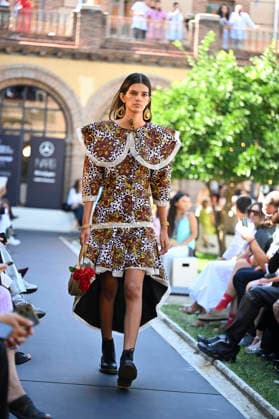 Apo Biyeyemete - Mercedes Benz Fashion Week Madrid, Spain - 19 Sep 2026 A model parades with Apo Biyeyemete a design during the Mercedes Benz Fashion Week Madrid at Cibeles Palace in Madrid. Madrid Spain Copyright: xAtilanoxGarciax xSOPAxImagesx PHOTO08828