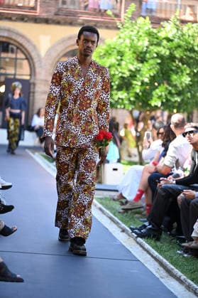 Apo Biyeyemete - Mercedes Benz Fashion Week Madrid, Spain - 19 Sep 2026 A model parades with Apo Biyeyemete a design during the Mercedes Benz Fashion Week Madrid at Cibeles Palace in Madrid. Madrid Spain Copyright: xAtilanoxGarciax xSOPAxImagesx PHOTO08831