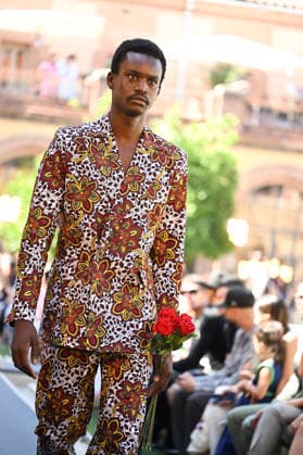 Apo Biyeyemete - Mercedes Benz Fashion Week Madrid, Spain - 19 Sep 2026 A model parades with Apo Biyeyemete a design during the Mercedes Benz Fashion Week Madrid at Cibeles Palace in Madrid. Madrid Spain Copyright: xAtilanoxGarciax xSOPAxImagesx PHOTO08832