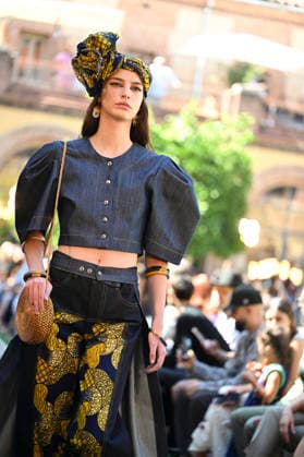 Apo Biyeyemete - Mercedes Benz Fashion Week Madrid, Spain - 19 Sep 2026 A model parades with Apo Biyeyemete a design during the Mercedes Benz Fashion Week Madrid at Cibeles Palace in Madrid. Madrid Spain Copyright: xAtilanoxGarciax xSOPAxImagesx PHOTO08834