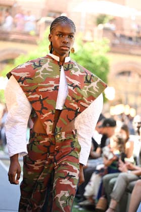 Apo Biyeyemete - Mercedes Benz Fashion Week Madrid, Spain - 19 Sep 2026 A model parades with Apo Biyeyemete a design during the Mercedes Benz Fashion Week Madrid at Cibeles Palace in Madrid. Madrid Spain Copyright: xAtilanoxGarciax xSOPAxImagesx PHOTO08835
