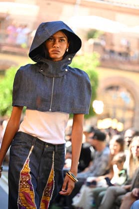 Apo Biyeyemete - Mercedes Benz Fashion Week Madrid, Spain - 19 Sep 2026 A model parades with Apo Biyeyemete a design during the Mercedes Benz Fashion Week Madrid at Cibeles Palace in Madrid. Madrid Spain Copyright: xAtilanoxGarciax xSOPAxImagesx PHOTO08841