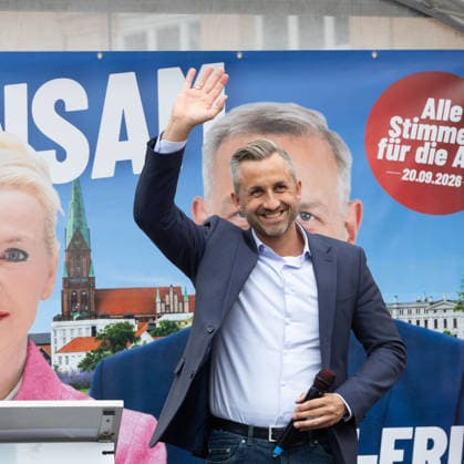 AfD holds final election campaign rally in Schwerin SCHWERIN, GERMANY - SEPTEMBER 19: Alternative for Germany (AfD) politicians Leif-Erik Holm, Ulrich Siegmund and Petra Federau attend the party s final election campaign rally, one day before the Mecklenburg-Vorpommern state election, in Schwerin, Germany, on September 19, 2026. Somaya Abdelrahman Anadolu Schwerin Germany. Editorial use only. Please get in touch for any other usage.  Copyright: x2026xAnadoluxSomayaxAbdelrahmanx