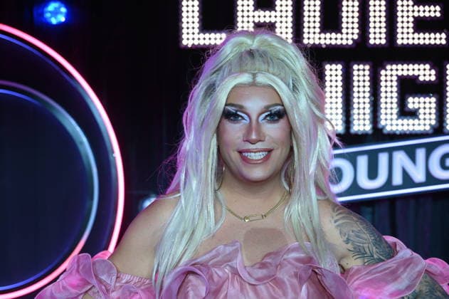Comedienne, host, and drag queen Pam Pengco—born David Kirfel—appears as a guest on the show Ladies Night Youngstars. WDR Ladies Night Youngstars is the only German-language cabaret television show for young talent with an all-female cast.