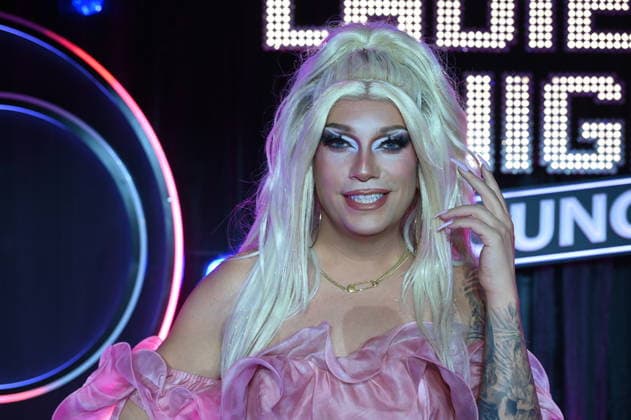 Comedienne, host, and drag queen Pam Pengco—born David Kirfel—appears as a guest on the show Ladies Night Youngstars. WDR Ladies Night Youngstars is the only German-language cabaret television show for young talent with an all-female cast.