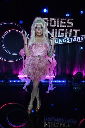 Comedienne, host, and drag queen Pam Pengco—born David Kirfel—appears as a guest on the show Ladies Night Youngstars. WDR Ladies Night Youngstars is the only German-language cabaret television show for young talent with an all-female cast.