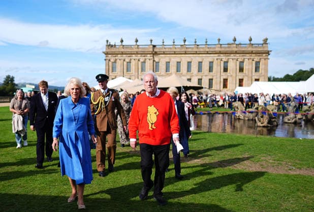 . 19 09 2026. United Kingdom. Queen Camilla with broadcaster Gyles Brandreth at The Queen s Reading Room Festival at Chatsworth House in Derbyshire, United Kingdom.  xPoolx xi-Imagesx IIM-27018-0020
