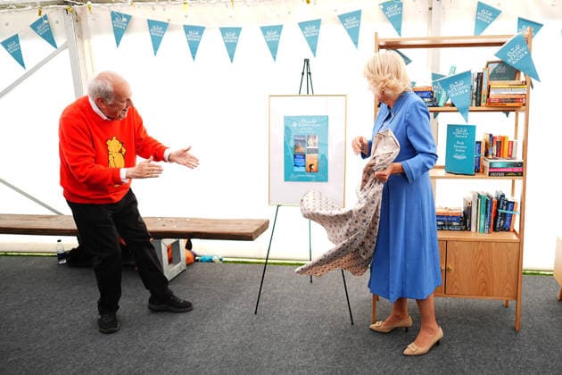 . 19 09 2026. United Kingdom. Queen Camilla with broadcaster Gyles Brandreth at The Queen s Reading Room Festival at Chatsworth House in Derbyshire, United Kingdom.  xPoolx xi-Imagesx IIM-27018-0022