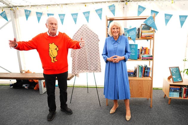 . 19 09 2026. United Kingdom. Queen Camilla with broadcaster Gyles Brandreth at The Queen s Reading Room Festival at Chatsworth House in Derbyshire, United Kingdom.  xPoolx xi-Imagesx IIM-27018-0023