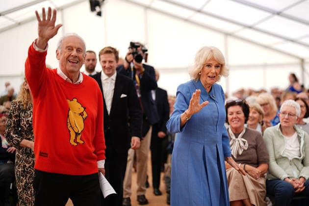 . 19 09 2026. United Kingdom. Queen Camilla with broadcaster Gyles Brandreth at The Queen s Reading Room Festival at Chatsworth House in Derbyshire, United Kingdom.  xPoolx xi-Imagesx IIM-27018-0024
